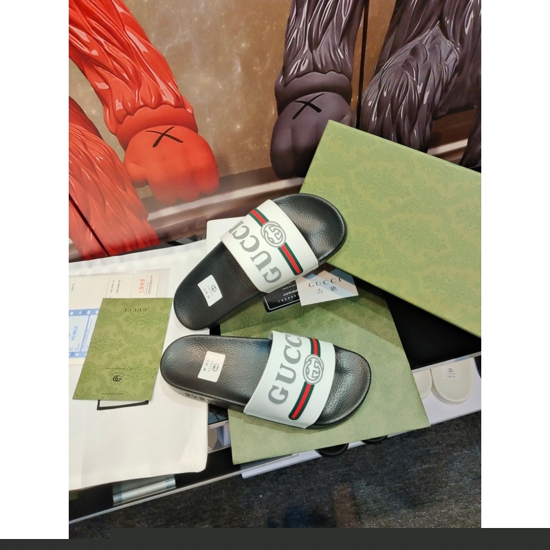 G*u*i slippers